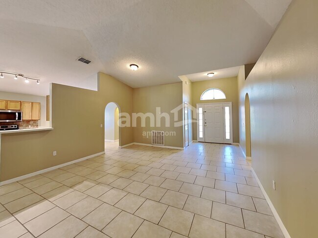 Building Photo - 16560 Corner Lake Dr