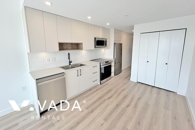 Building Photo - 3068 Kingsway