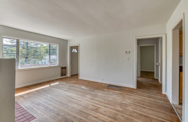 Building Photo - 1609 E Fairview Ave