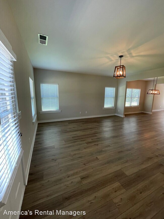 Building Photo - 3 br, 2 bath House - 121 Kings Way