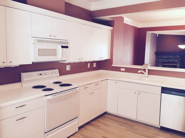 large eat-in kitchen - 930 Ivanhoe St
