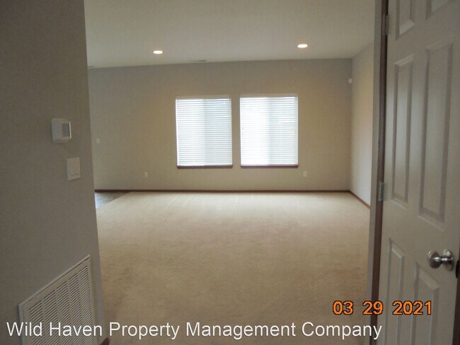 Building Photo - 3 br, 2.5 bath House - 1050 SE Elm St