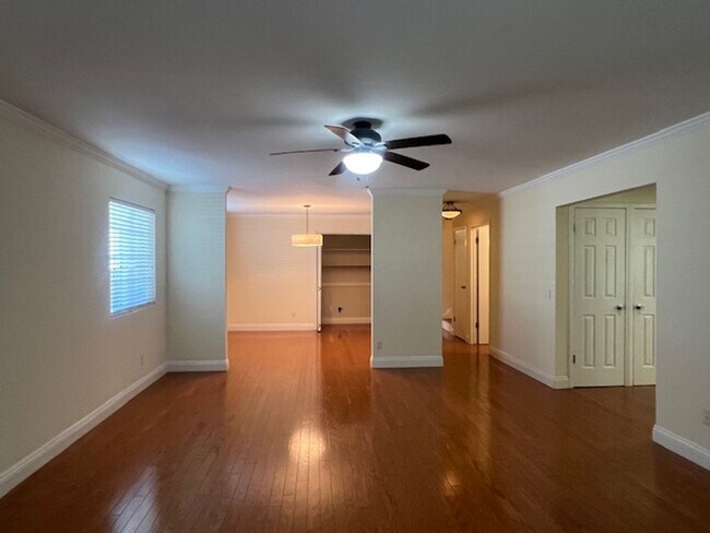 Foto del edificio - SPACIOUS 4 BEDROOM HOME!