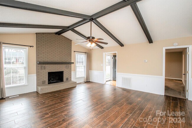 Foto del edificio - 518 Brook Forest Dr