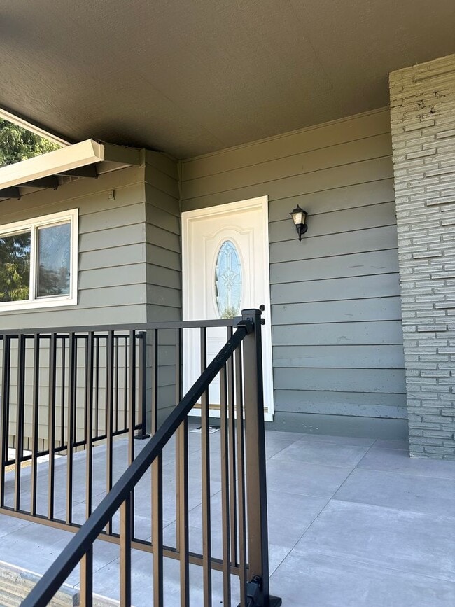 Building Photo - Beautifully Refreshed Home on Several Acre...