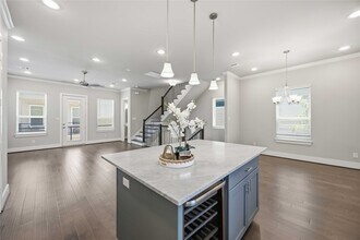 Building Photo - 420 W 28th St