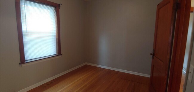 Dormitorio 1 - 2905 Lawndale Ave