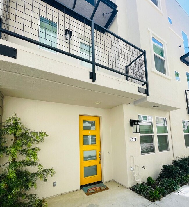 Building Photo - Gorgeous 3 bed/3 full bath Townhome  in Davis