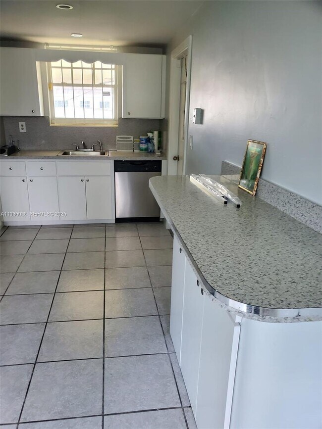 Foto del edificio - 3450 NW 176th St