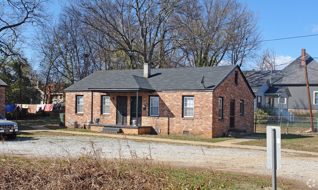 Primary Photo - 111 Forest St