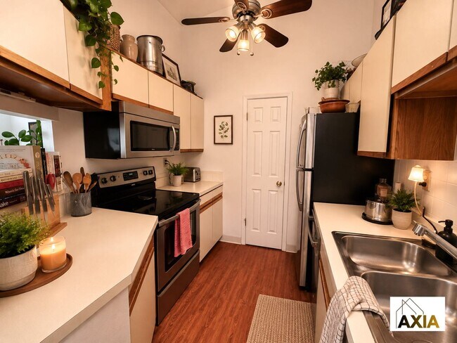 Foto del edificio - Bright Top-Floor Condo with Vaulted Ceilings & Flatiron Views!