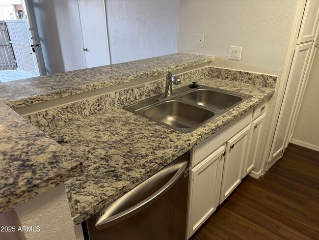 Foto del edificio - 2938 N 61st Pl