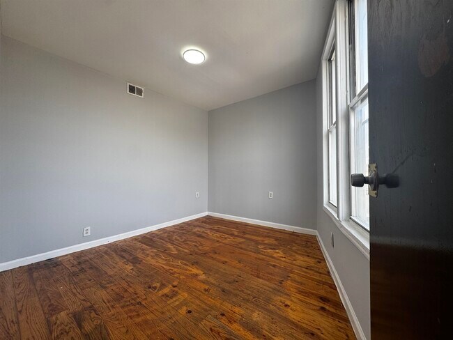 Building Photo - 565 Ocean Ave