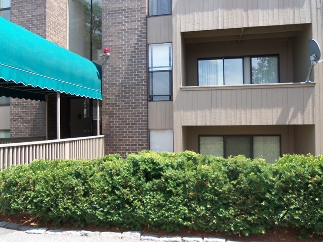 Building Photo - 8 Shrewsbury Green Dr