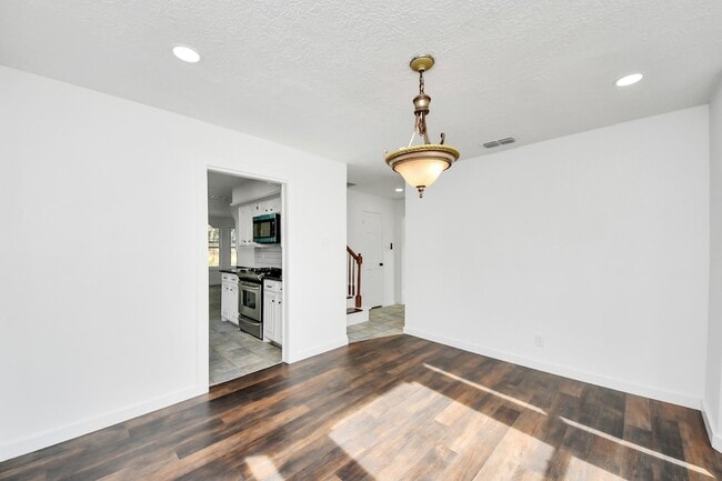 Building Photo - 616 S Rivershire Dr