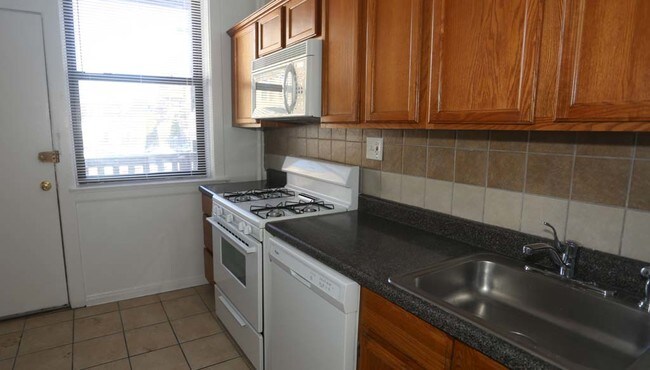 Foto del edificio - 1002-16 W. Irving Park Rd. / 4006-08 N. Sh...