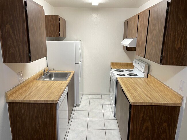 Foto del edificio - Updated Top Floor, Corner 2BD/ 2BA - Great...