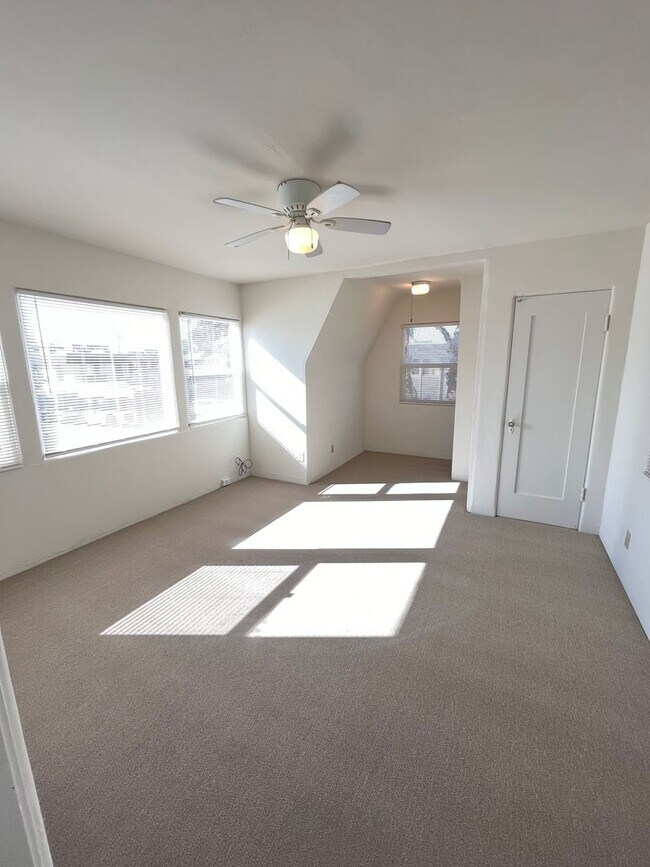 Foto del edificio - AVAILABLE JUNE! LIGHT AND BRIGHT STUDIO ON MISSION BLVD W/ PARKING! MISSION BEACH - $1,895/mo!