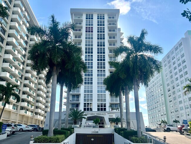 Building Photo - 1228 West Ave