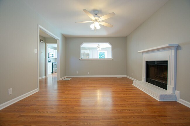 Building Photo - Pet Friendly Three Bedroom!