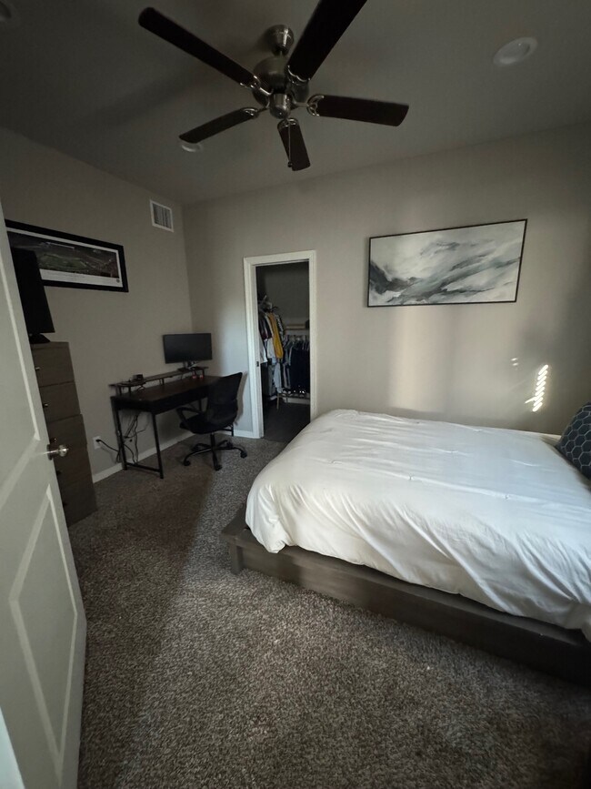 Building Photo - 410 Moran St