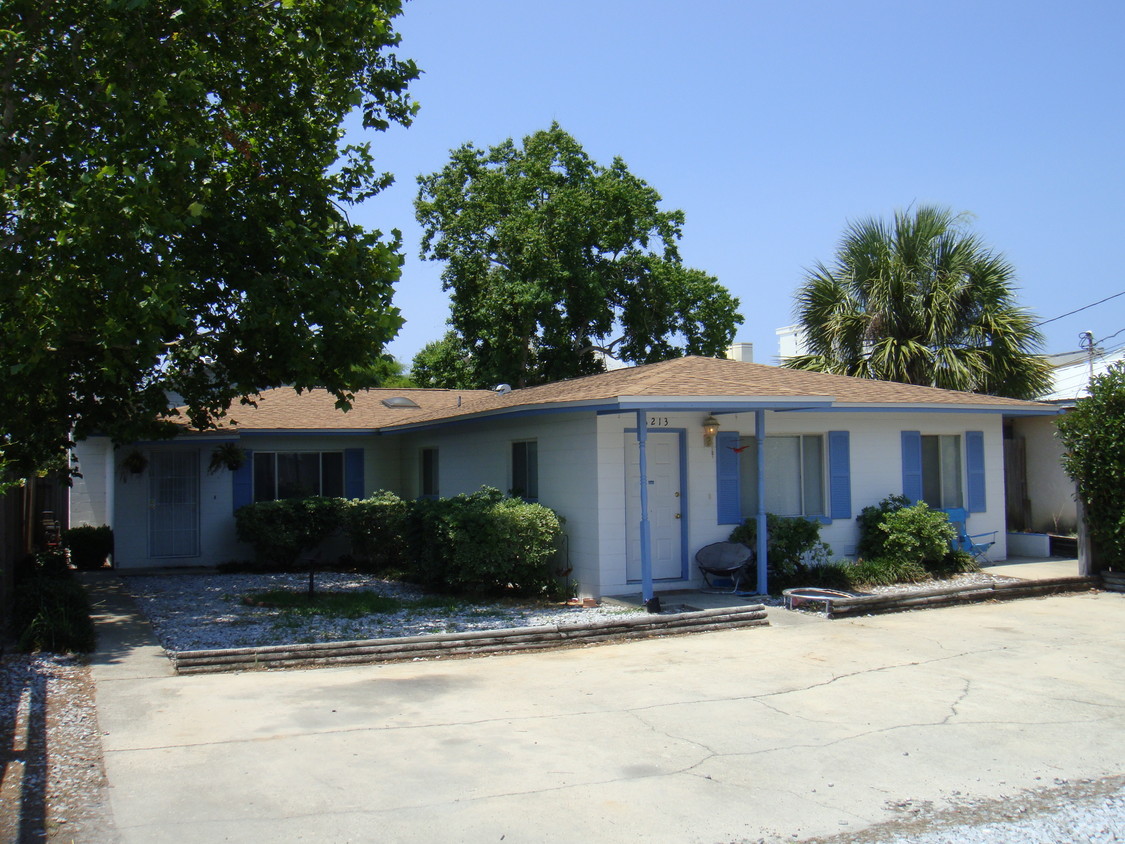 Primary Photo - 6213 Sunset Ave