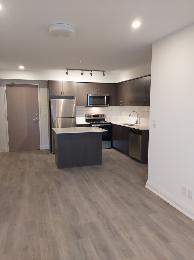 Photo du bâtiment - Modern Living Spacious Condo (2 Bed, 2 Bath)