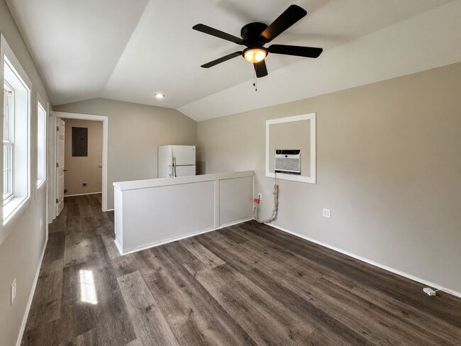 Building Photo - 1 Bed/ 1 Bath Tiny Home in Newark!