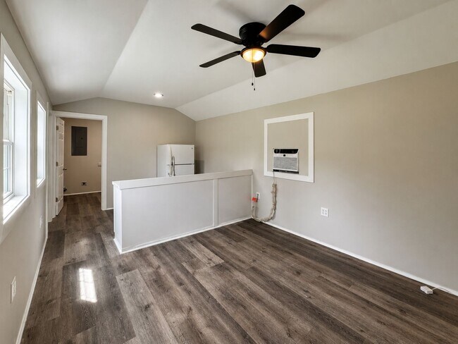Foto del edificio - 1 Bed/ 1 Bath Tiny Home in Newark!