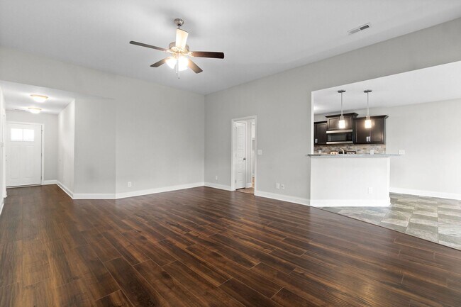Building Photo - Pet Friendly Three Bedroom!