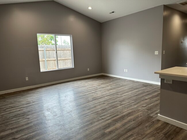 Building Photo - 1438 Azena St