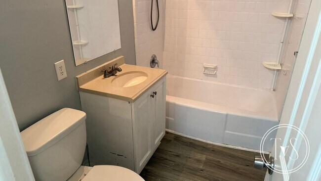 Foto del edificio - RATE DROP ALERT (was $2300/month)!