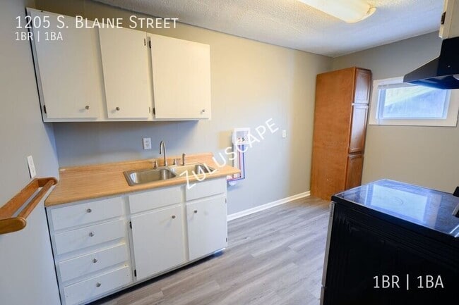 Building Photo - 1205 S Blaine St