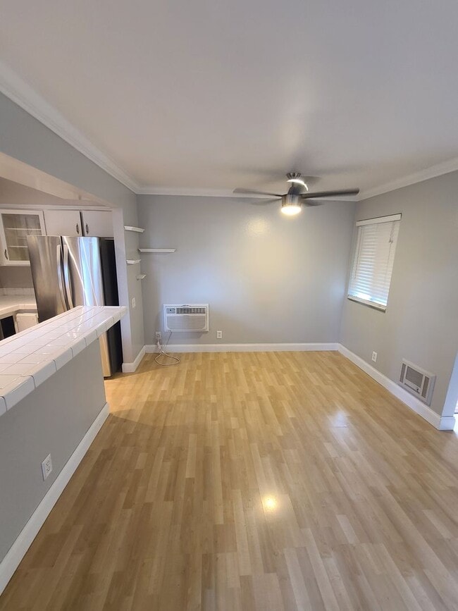 Building Photo - Spacious and Comfortable - Large 1Bd/1Ba - Lots of Natural Light - Private Patio w/ Sun Screens