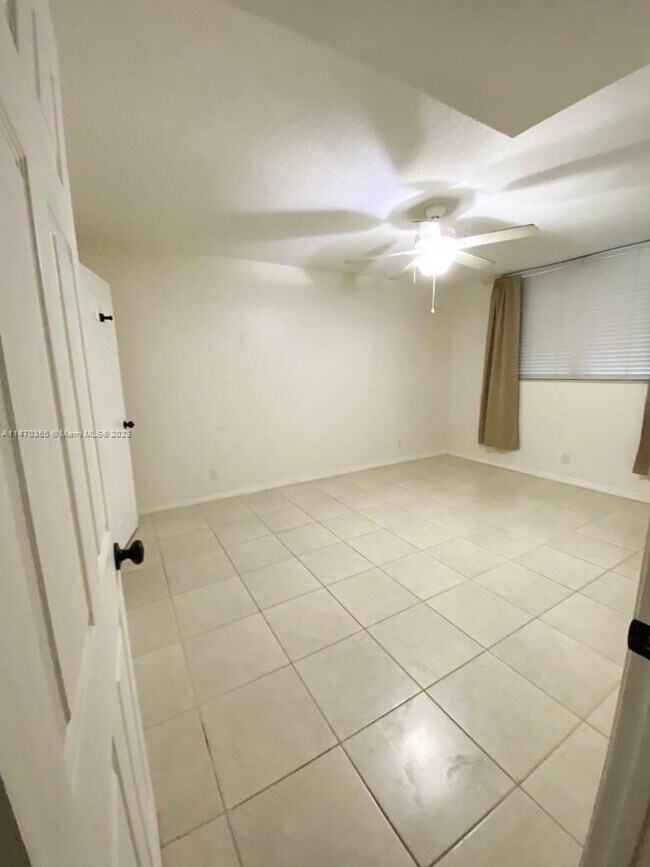 Building Photo - 9325 Lagoon Pl