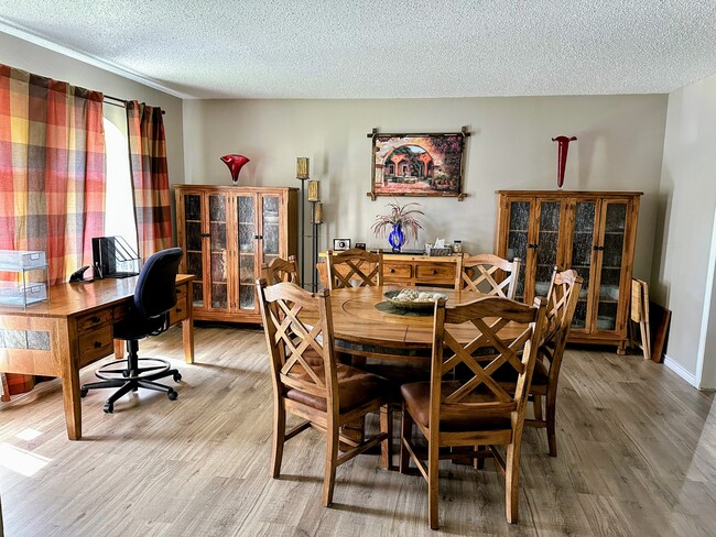 Building Photo - 1424 N Country Club Cir