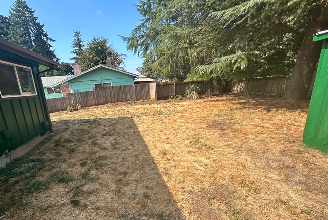 Building Photo - 2BD/1BA Duplex with large fenced yard Available June 5th!