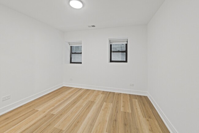 Building Photo - Renovated 3 bed in Logan Square - Now Leasing! (Garden Unit)