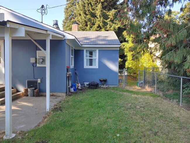 Building Photo - Mid-town Home