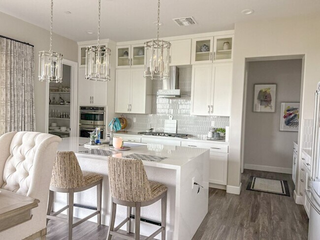 Foto del edificio - 6 Bed 4.5 Bath Modern Luxury Home in the H...