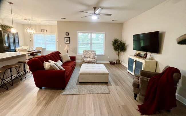 Foto del edificio - 122 Cedar Lake Rd