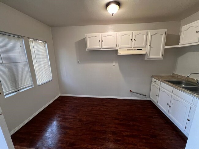 Building Photo - 707 W 70th St