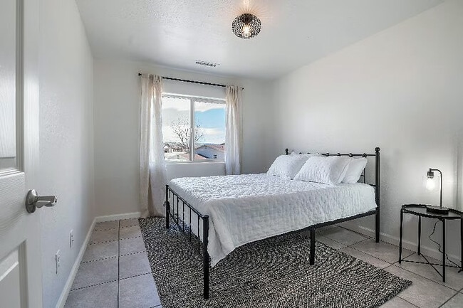 Building Photo - 8503 E Leigh Dr