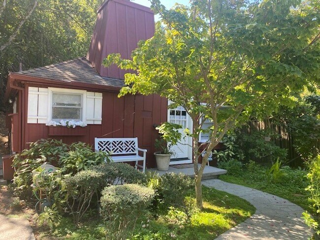 Building Photo - Charming cottage surrounded by nature