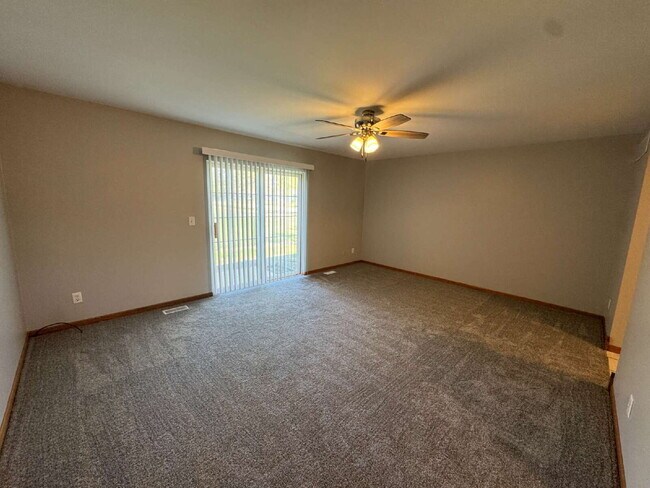 Foto del edificio - 2 BD/1.5 B at Windsor Court Townhomes in Ottawa IL! 1405 Windsor Court