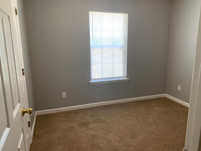 Foto del edificio - 3400 N Ridge Rd