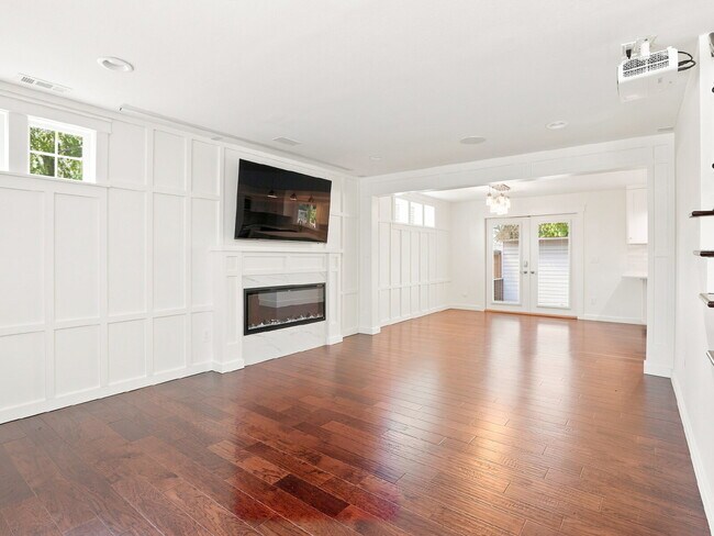 Foto del edificio - 4 Bedroom PLUS Above Garage Bonus Room in Bothell! Air Conditioned!
