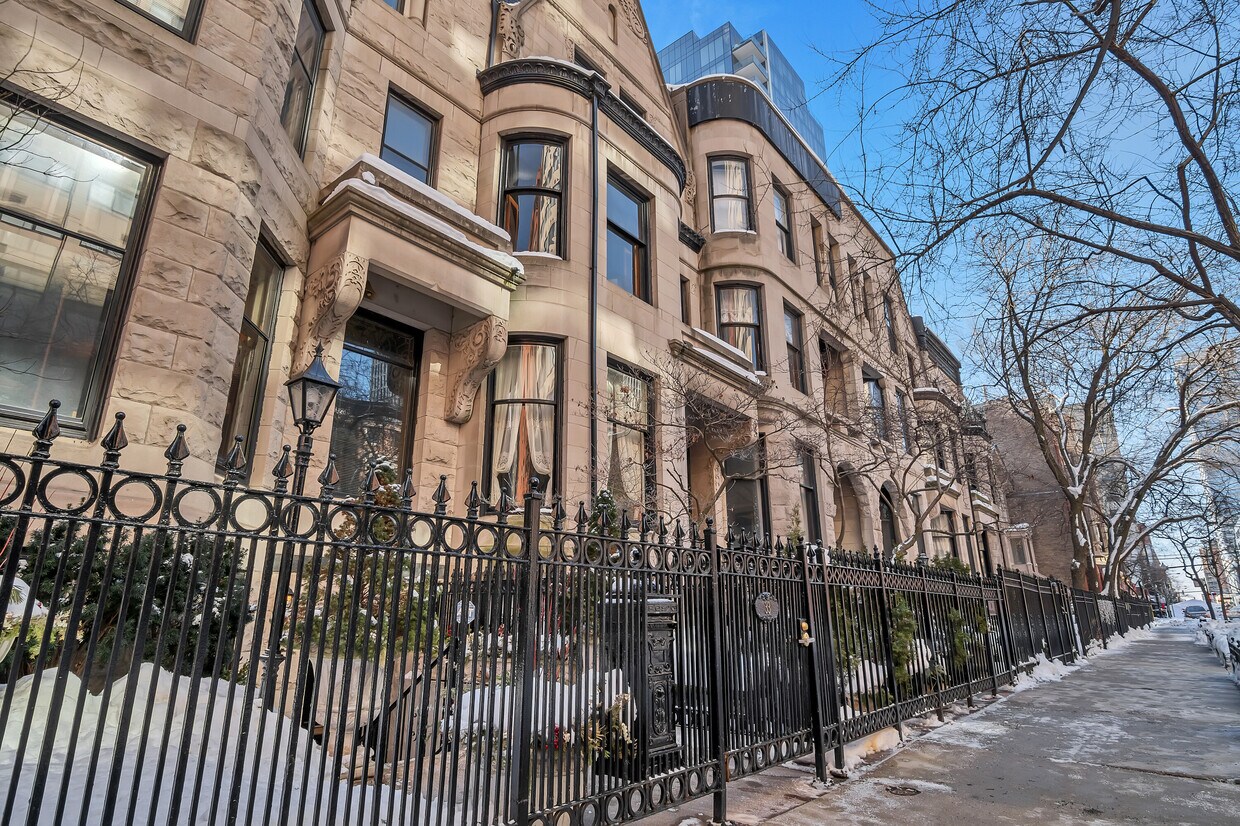 Primary Photo - 31 E Division St