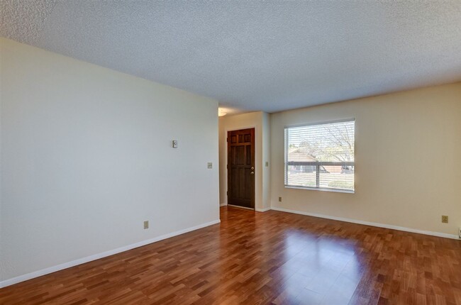 Foto del edificio - Rent this 2 Bedroom  1.5 bath Townhome Nea...