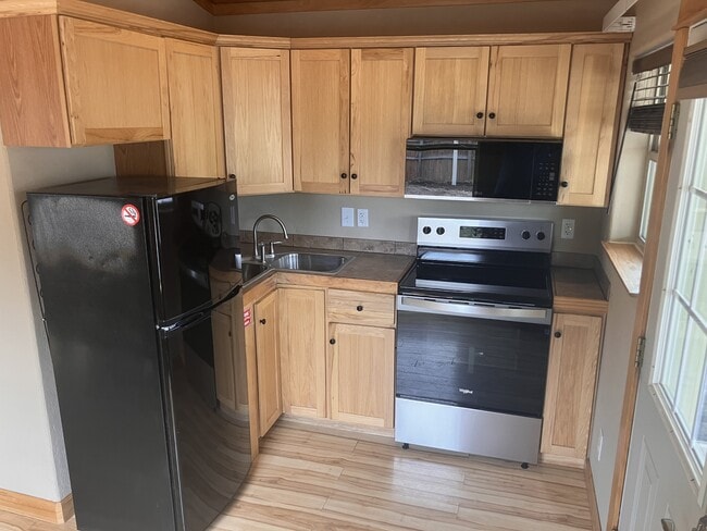 Building Photo - 111 E Cottonwood Dr